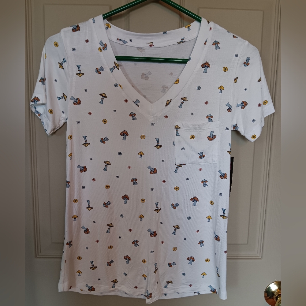 No Boundaries Women's/Jrs V-Neck Mushroom Graphic T-Shirt - Jrs (1) Small